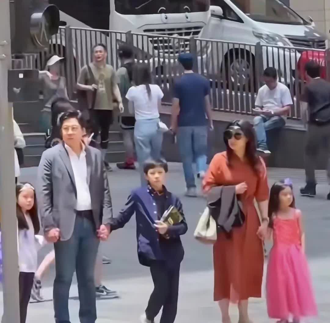 一家五口素颜在香港像普通人一样上街，居然没有保镖，一点没有豪门架子，佩服郭晶晶！