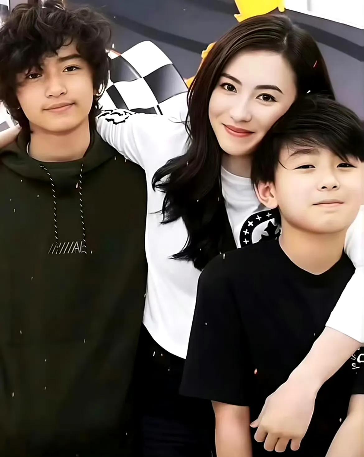 张柏芝为长子Lucas庆18岁生日！母子相拥画面超温馨！8月2日，张柏芝在