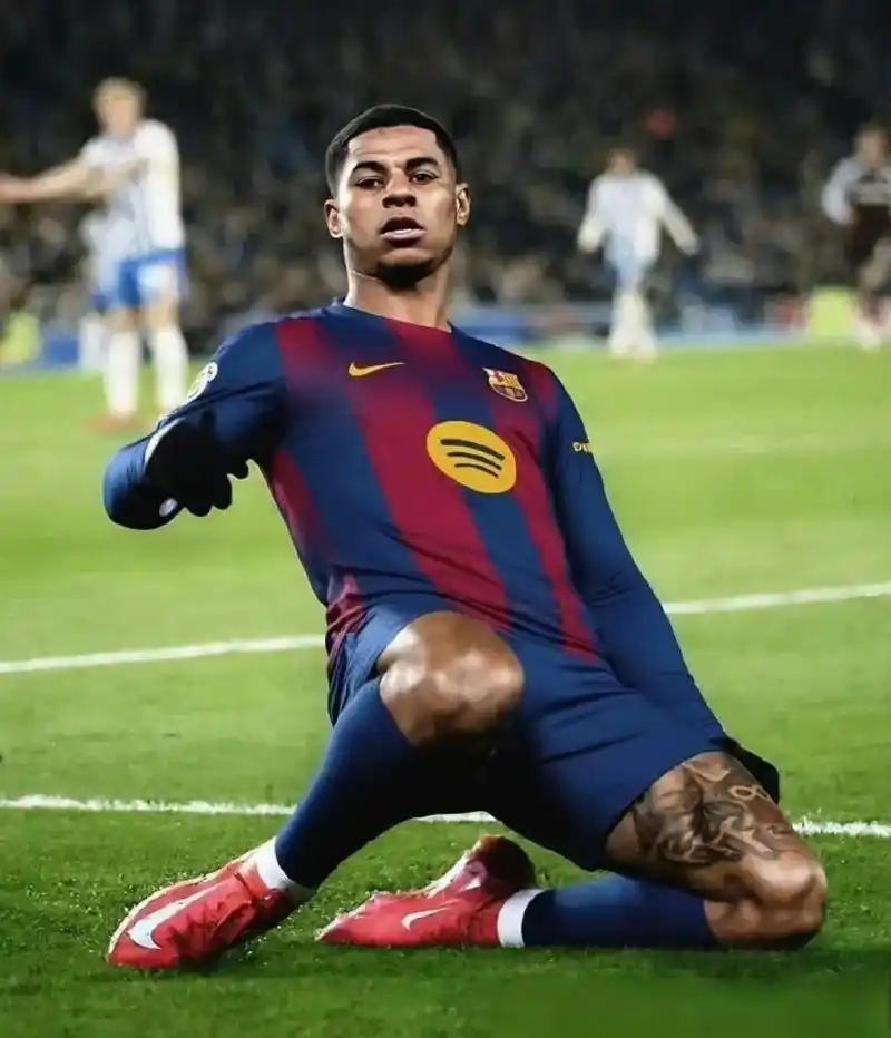 罗马诺称巴萨已经和拉什福德的团队谈好了签约的事宜。另一方面，巴萨却去和曼联想要就