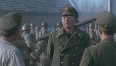 辽沈战役中，廖耀湘让宪兵枪毙作战不力的师长戴海容。戴海容看到宪兵后，命令卫兵：“