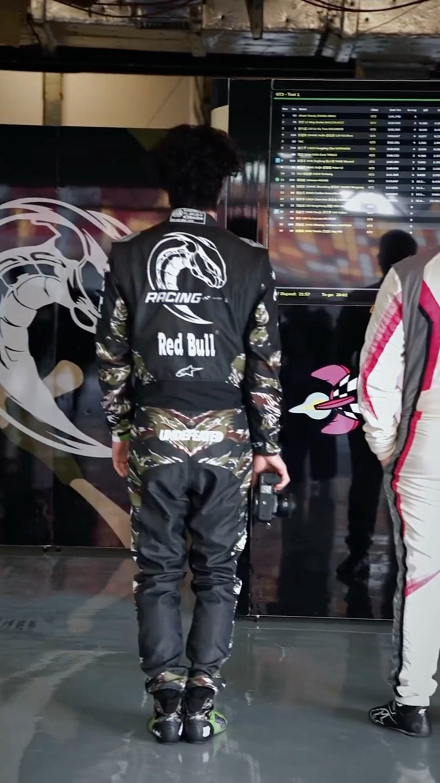 王一博85racing又帅又萌还带点可爱，上一秒他好萌下一秒wc这身材男神来了