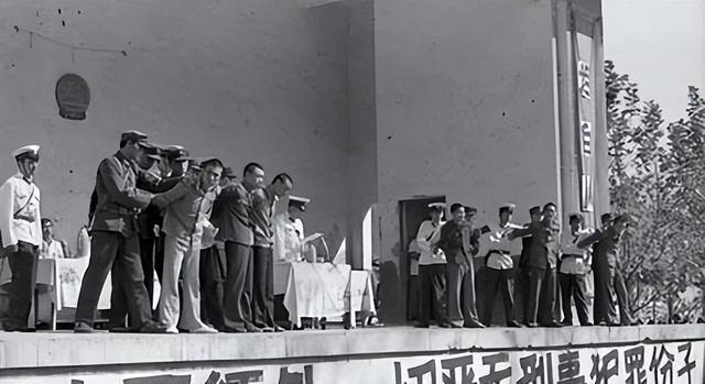 1983年一场“严打”席卷全国，白天街头频繁抓捕，夜晚法院连轴宣判，在这场