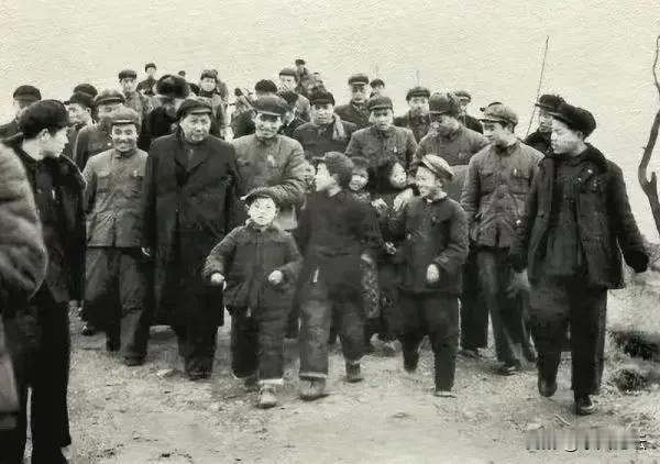 在延安时期，有一次斯诺吃惊地发现，毛主席独自走在大街上，连一个警卫员也没带，斯诺