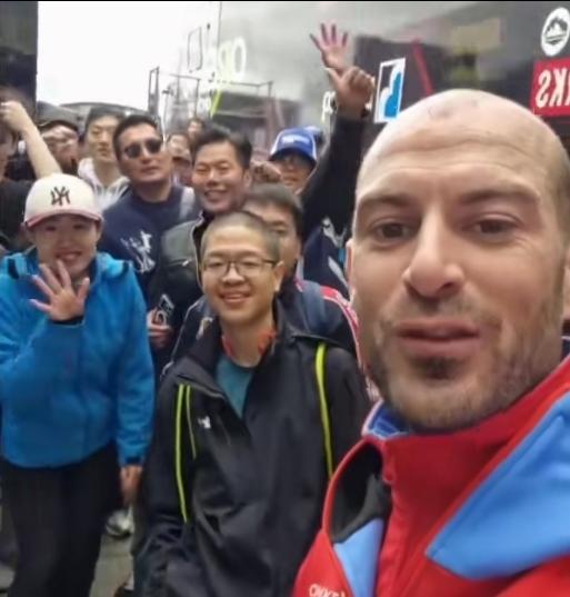 赛场上又猛又飒的瓦伦丁·德比斯，私下居然这么接地气。被华人粉丝围得水泄不通