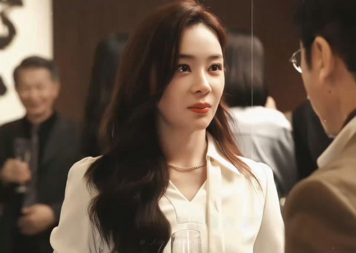 被嫌弃的味道成了一生的刺她用精准的计算包裹自己，用疏离感筑起高墙。不是因为天生