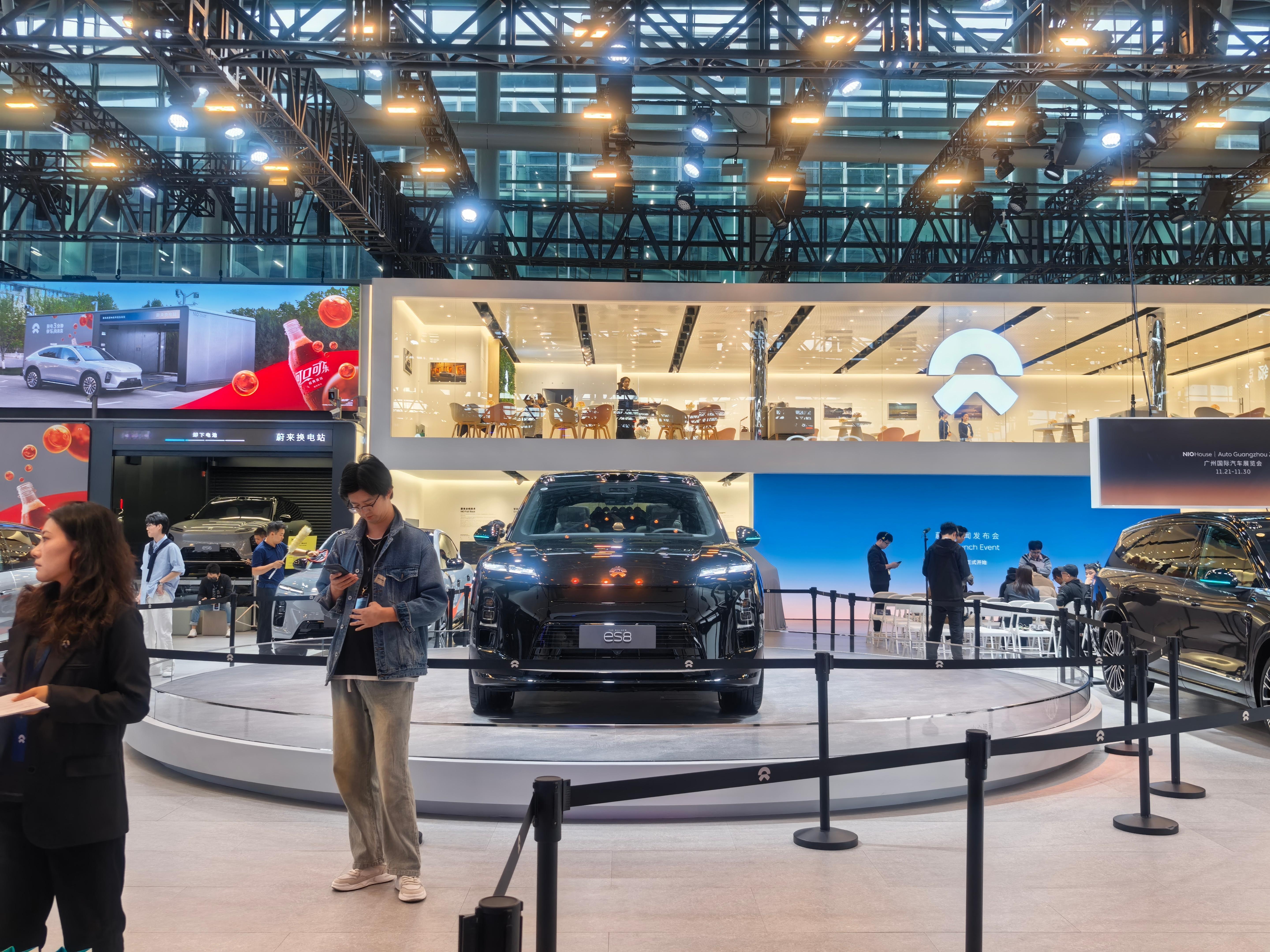 第一站先来蔚来展台，人可多了。ES8在C位，萤火虫改装版首次亮相。今天发布会有新