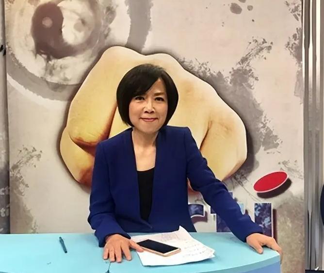 黄智贤说她不干了。“从今以后，我不再属于统派”，“不反独，也不促统”。消息一