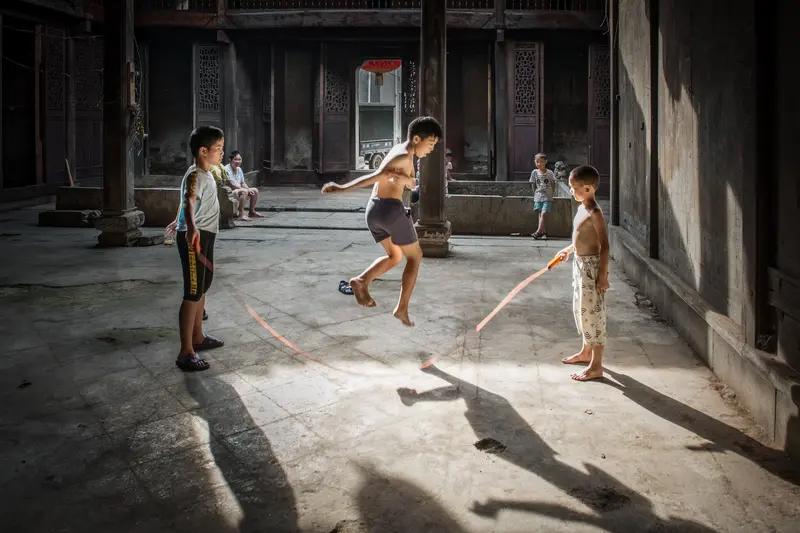 现在留在农村读书的学生，无非这几种情况：1．留守儿童。父母都在外面打工，爷爷奶