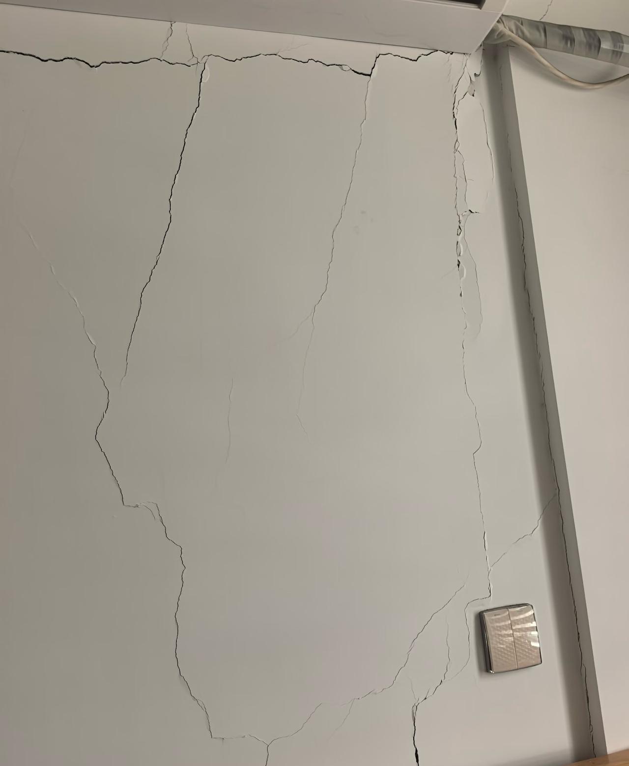 我的家裂成这样了，咋整住了七年，裂的越来越严重了，瓷砖都掉落了。还有墙外装饰
