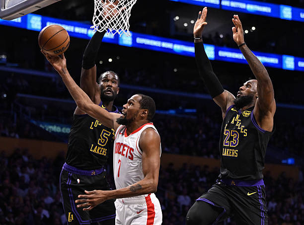 不能掉以轻心！艾顿在今日训练后强调：“勒布朗一直在告诫大家保持警惕，现在还不能大