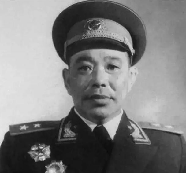 1979年，开国中将廖汉生视察时，突然提出要见一个副部长，见到对方后，他眉头微皱