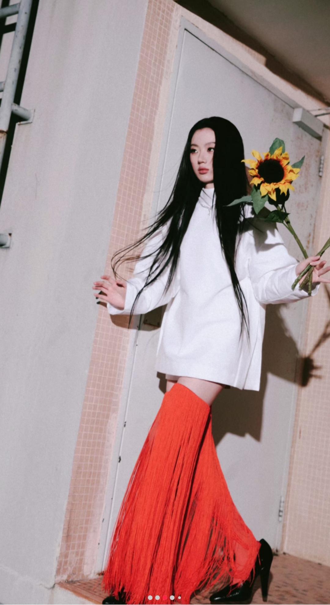 单依纯，这是裙子还是袜子啊？