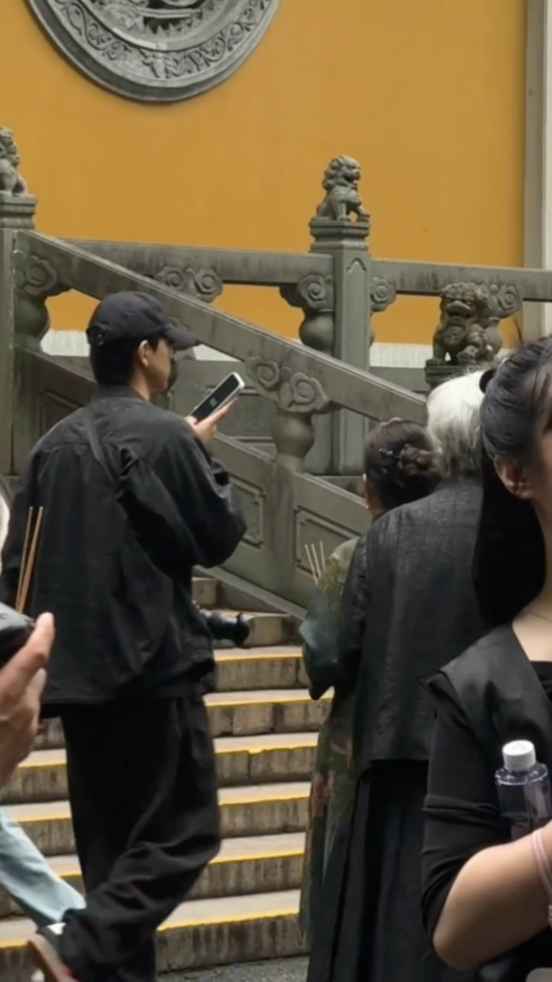 刚刚许愿见到帅哥这么快就实现了嘛灵隐寺偶遇李现李现去了灵隐寺