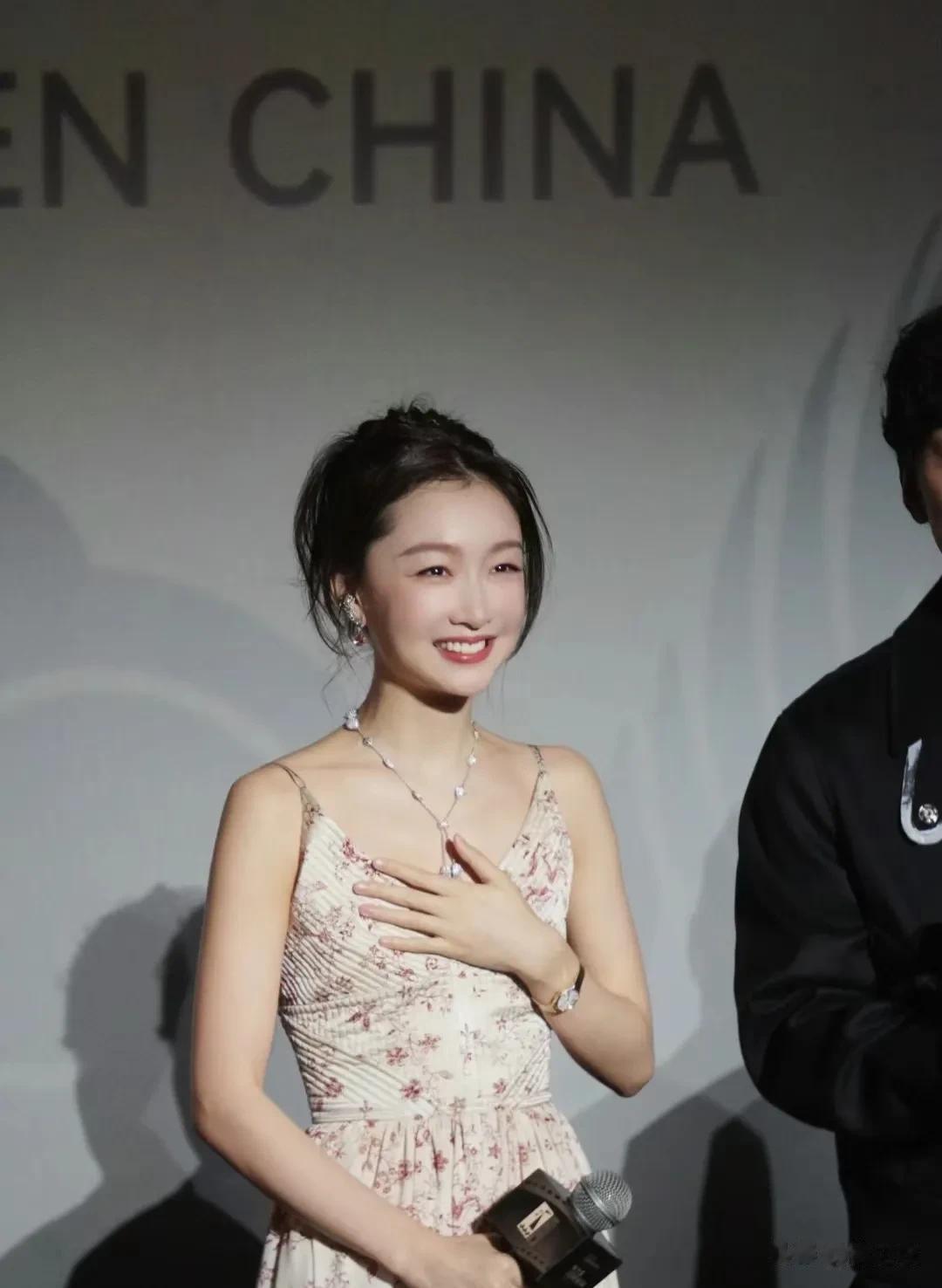 路人用原相机抓拍的周冬雨，美得发亮，白得发光，每个角度都很好看呢。