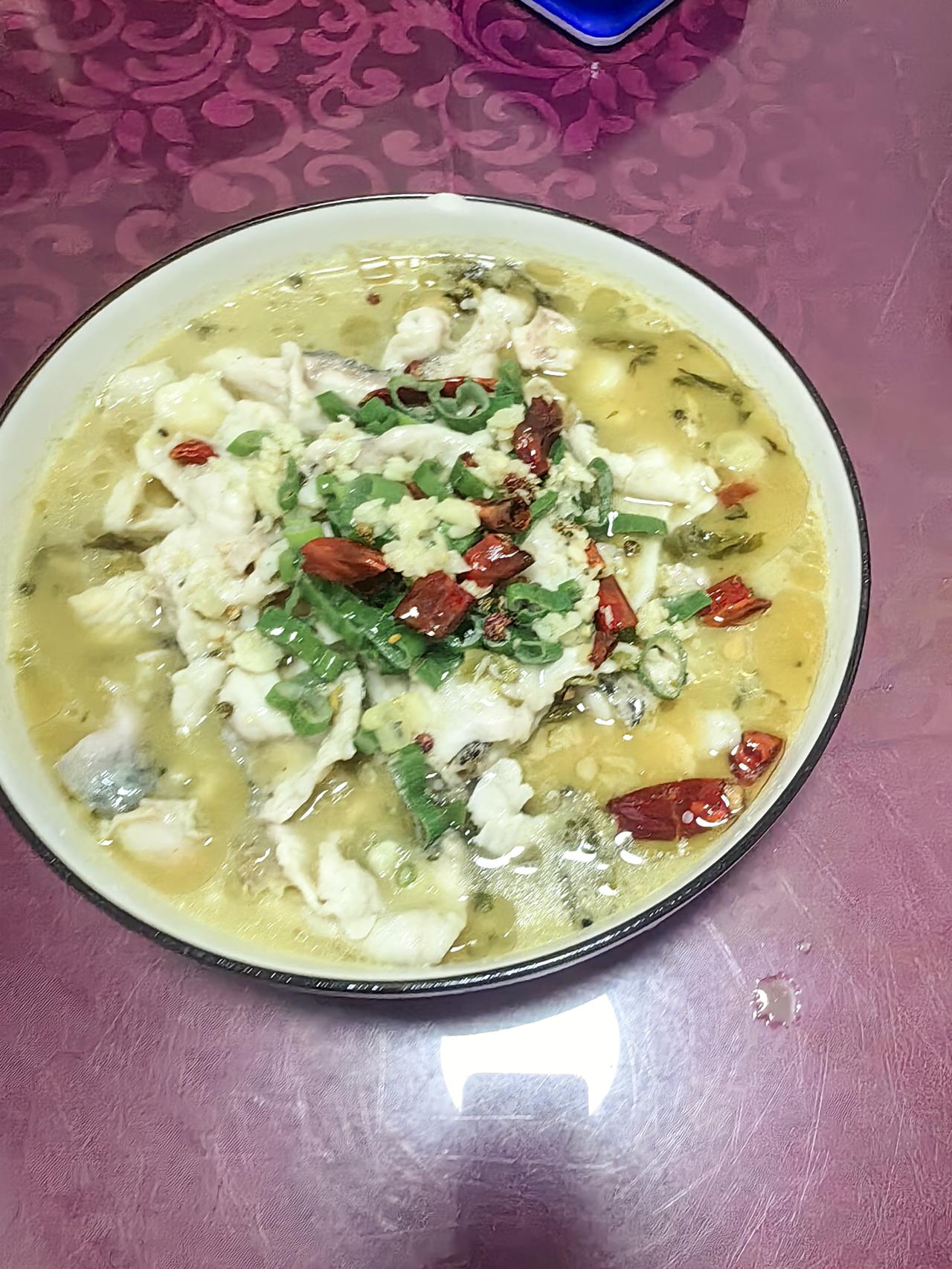 家乡菜的魔力真的谁都顶不住，就酸菜鱼、家常豆腐、红烧茄子、回锅肉这几样往桌上一摆