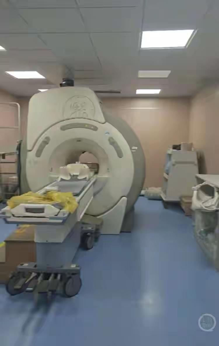 武汉唐先生，因颈部疼痛做核磁共振检查，被困在核磁共振机上，断断续续喊了6小时，直