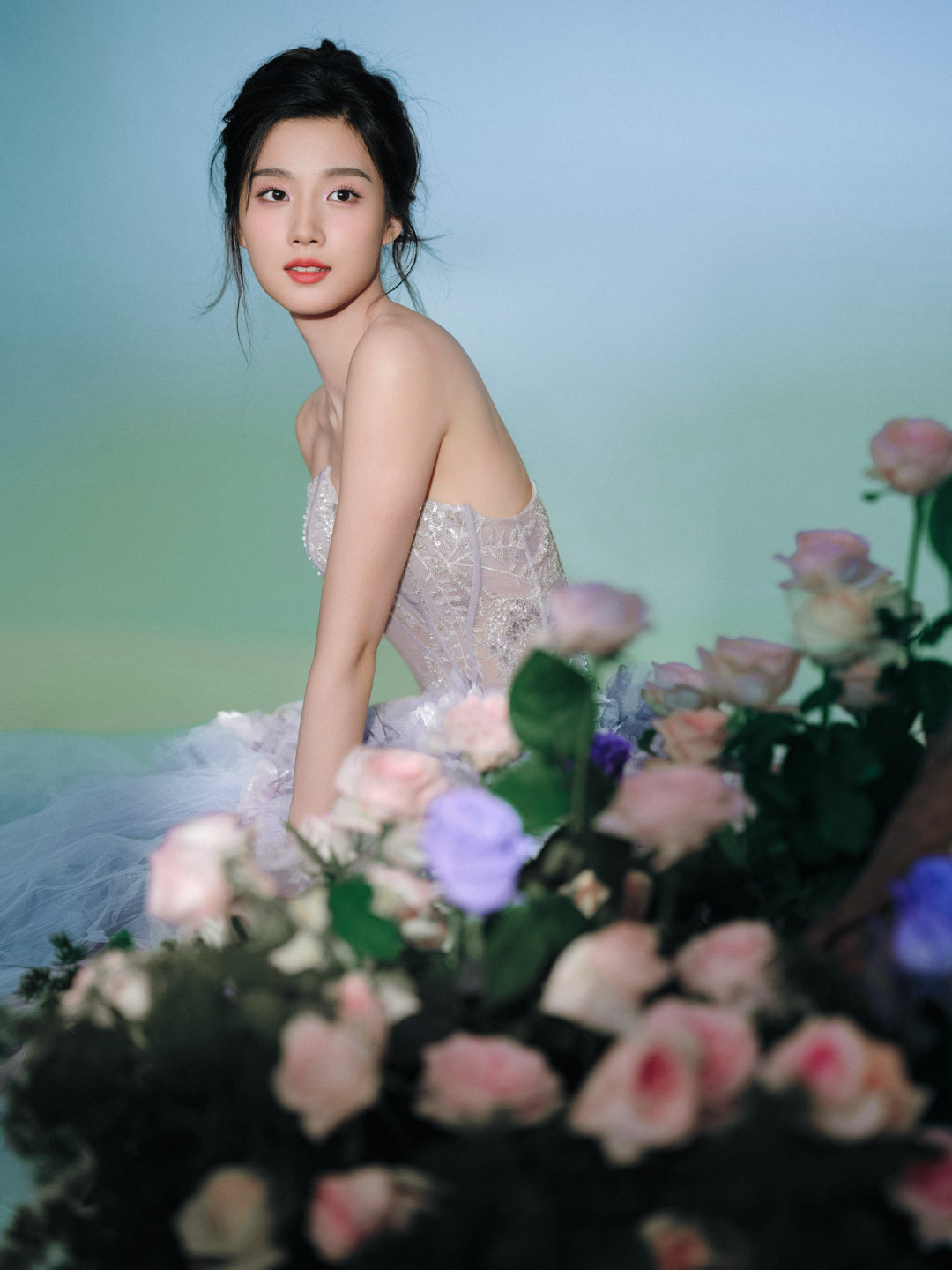卢昱晓、章若楠、戚薇、宋雨琦、喻言、王玉雯芭莎之夜造型出图[