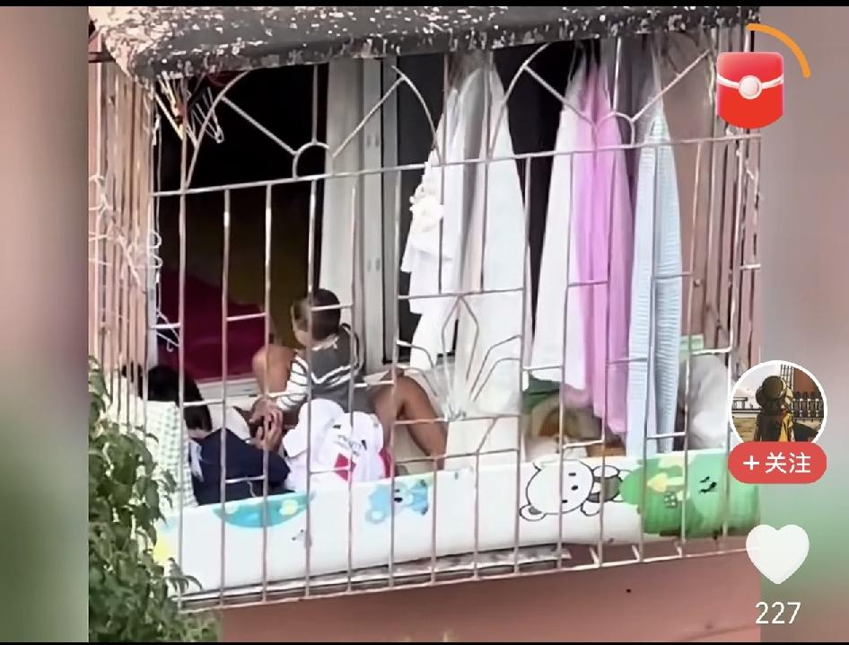 现在的防盗窗质量那么好了吗？竟然里面躺了三个人，依然没事，但说真的，真不建议直