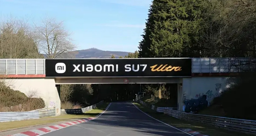 纽北赛道小米弯正式命名！小米SU7Ultra登上纽北赛道横幅，国产豪华车崛起了