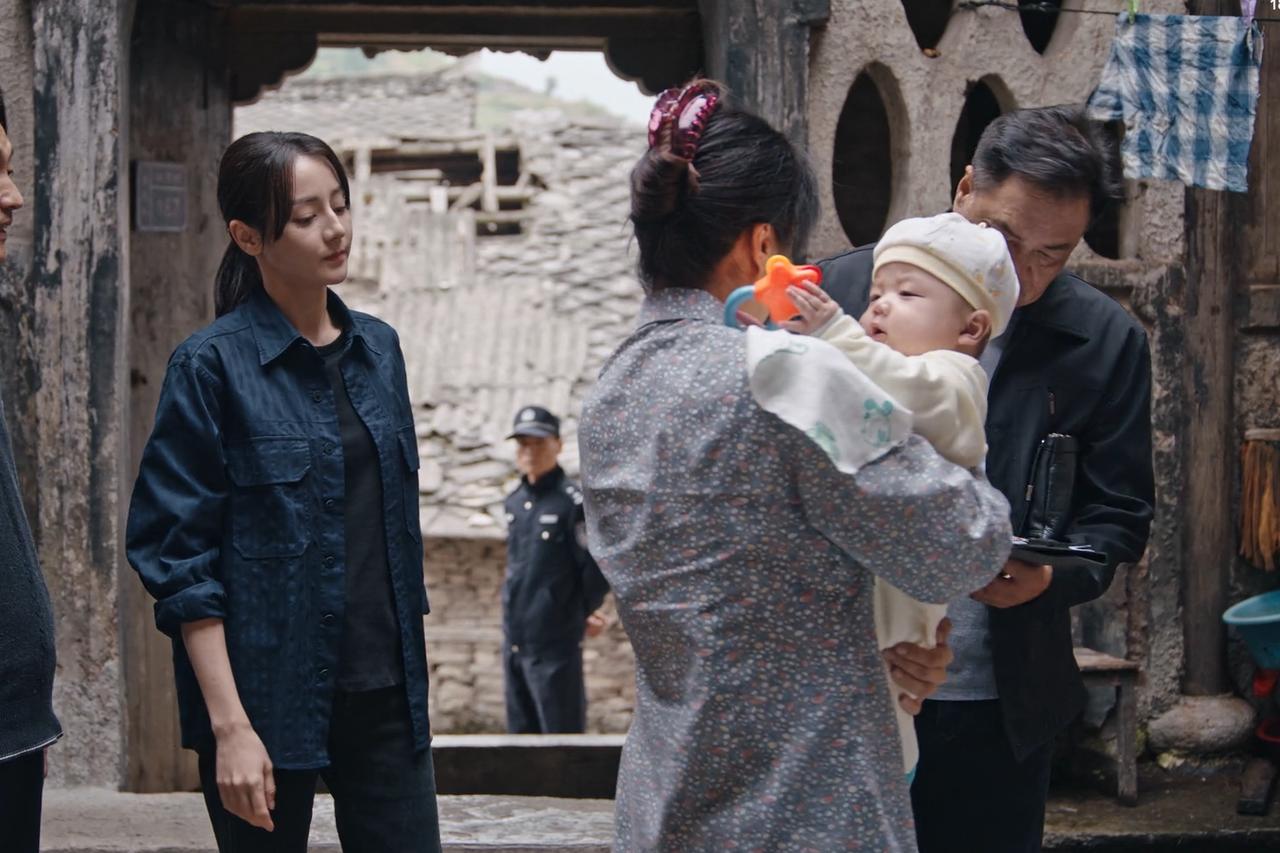 邓妍（迪丽热巴饰）假扮人口普查员潜入偏远村庄，凭借敏锐观察锁定买家柳红梅家，成