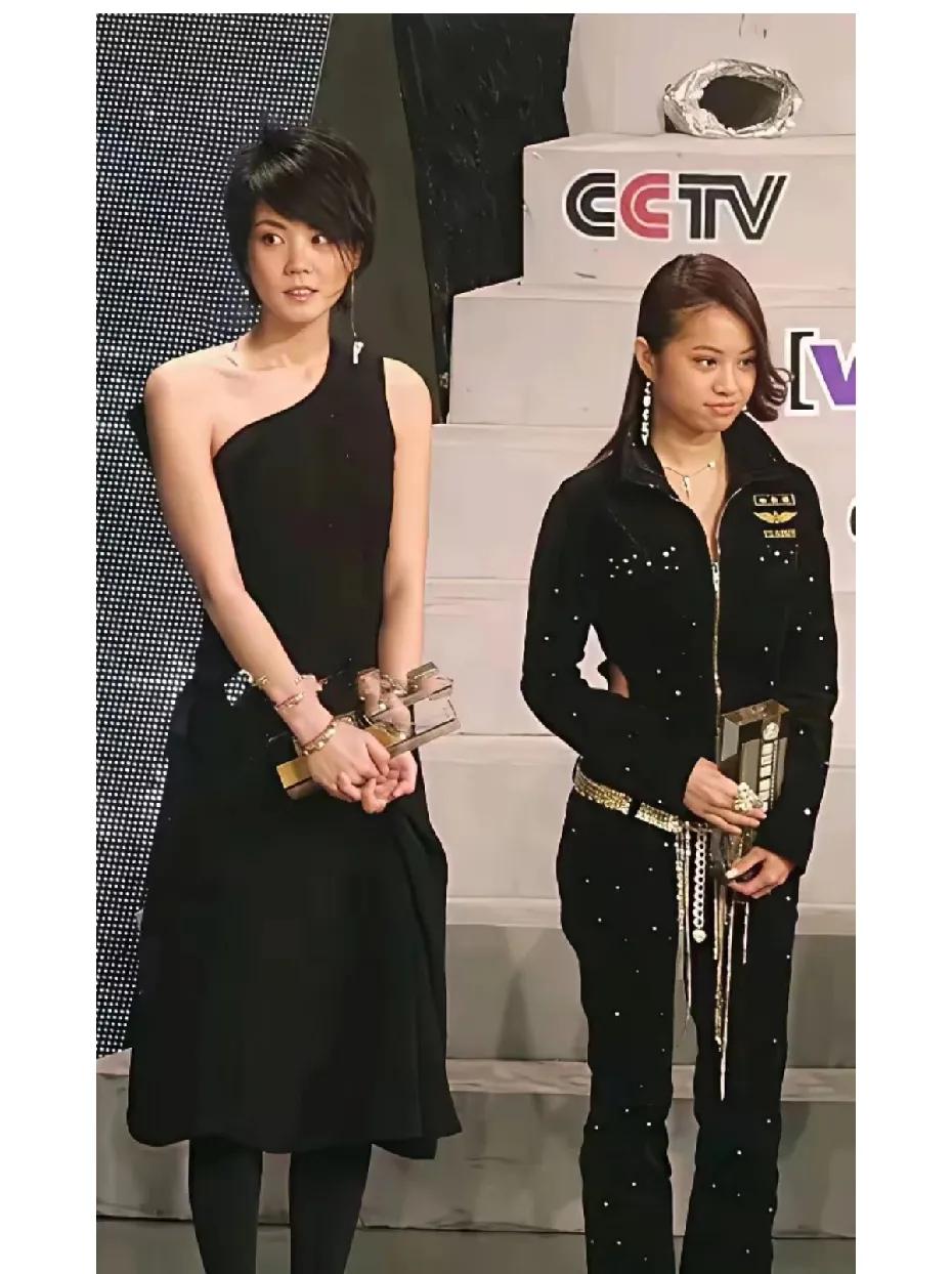 王菲与蔡依林两大天后同台，王菲在任何时代都是一个断层的存在，蔡依林这张确实看着和