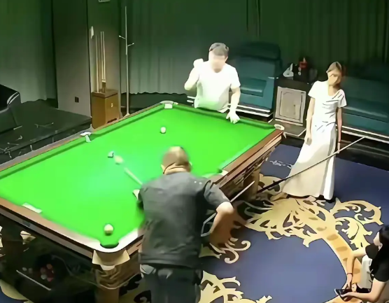 台球厅老板一觉醒来懵逼了，自己的店一夜之间火了，估计他要扇自己几巴掌。  台球