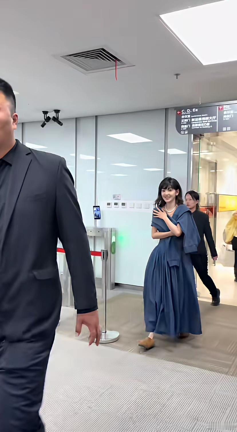 这是章若楠还是田曦薇，两个美女怎么越来越像了​​​