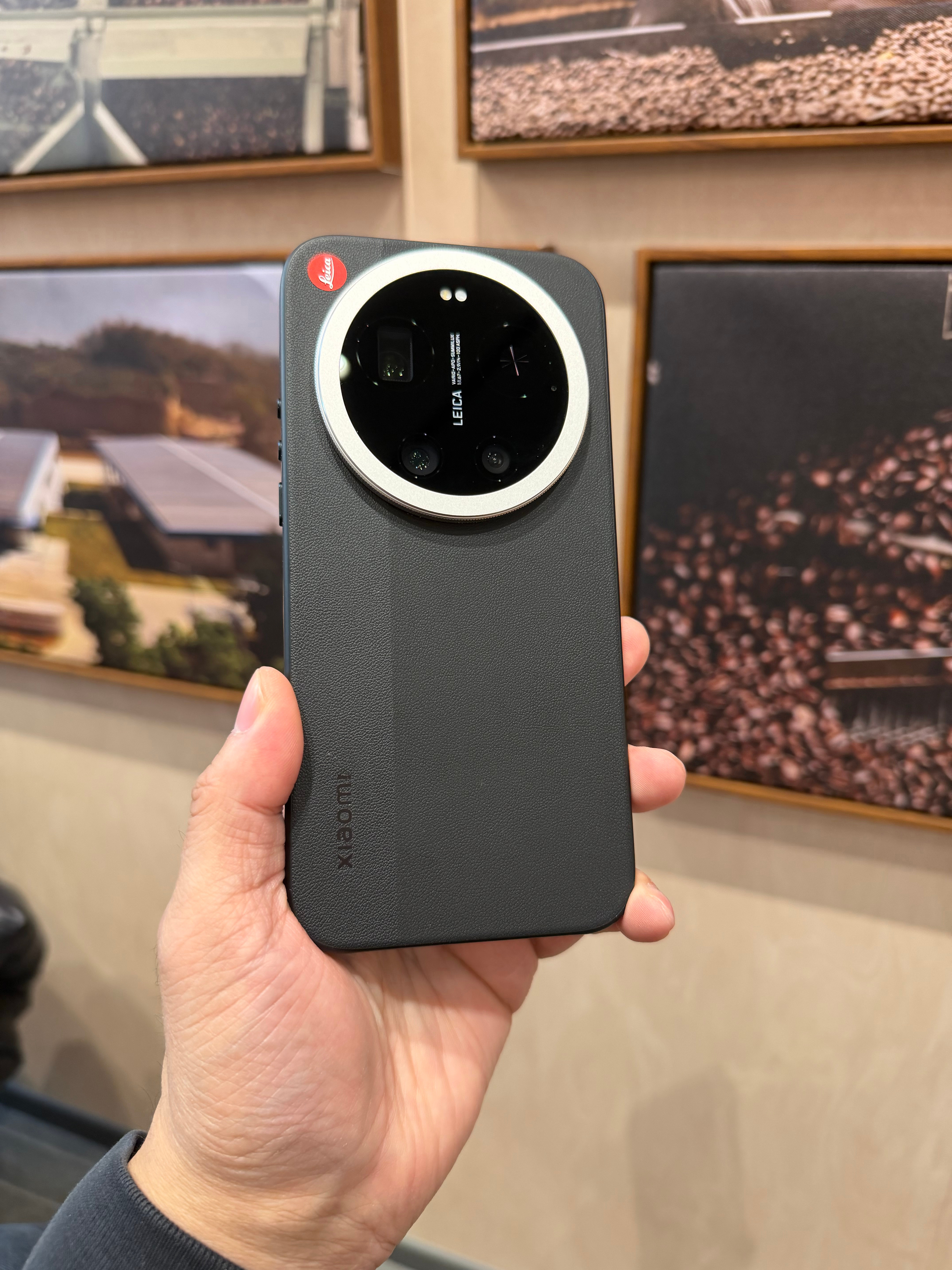 小米17Ultra徕卡版还得是裸奔。自带的手机壳虽然带磁吸，但是手感太差了