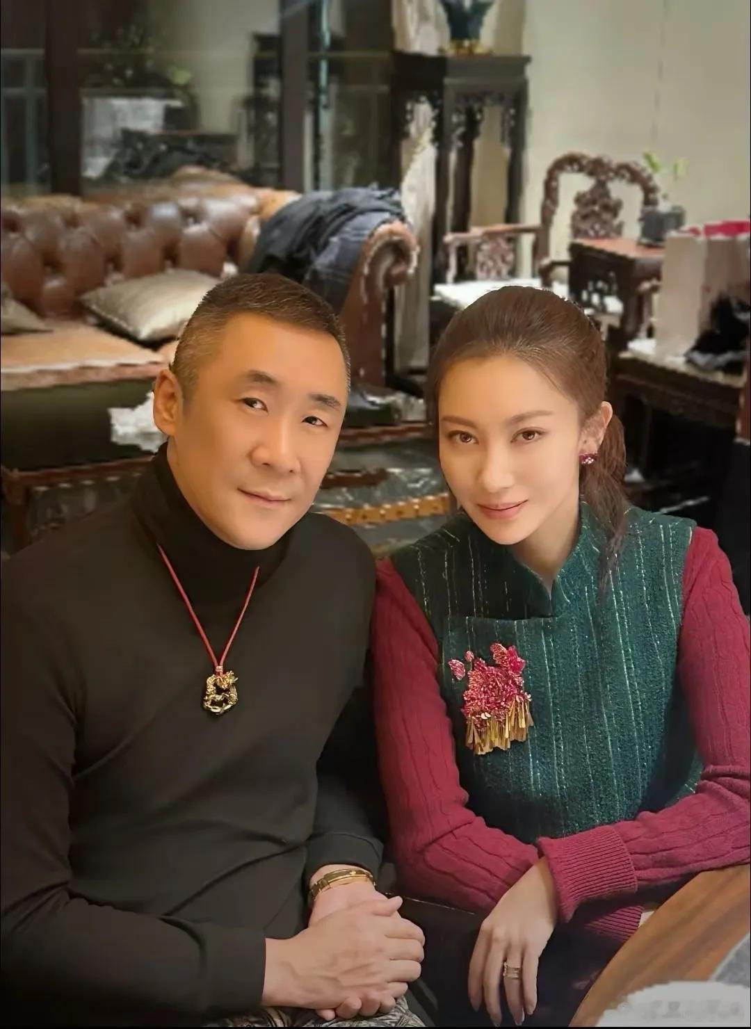 章子怡哥哥结婚20年晒出全家福，画面超温馨～三个孩子颜值都好高，尤其俩女儿，简