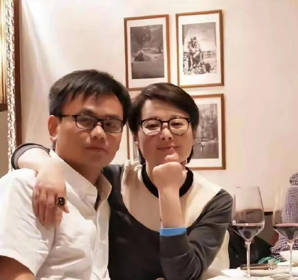 53岁的袁立与三婚老公梁太平巴黎度假，暴瘦后颜值回春，气质出众。她一身简约穿搭，