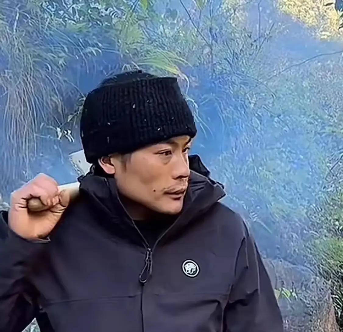 刀疤哥对摄影师说，“不知道是谁发明的打工？打着打着，他的老婆就打没了[呲牙笑]。