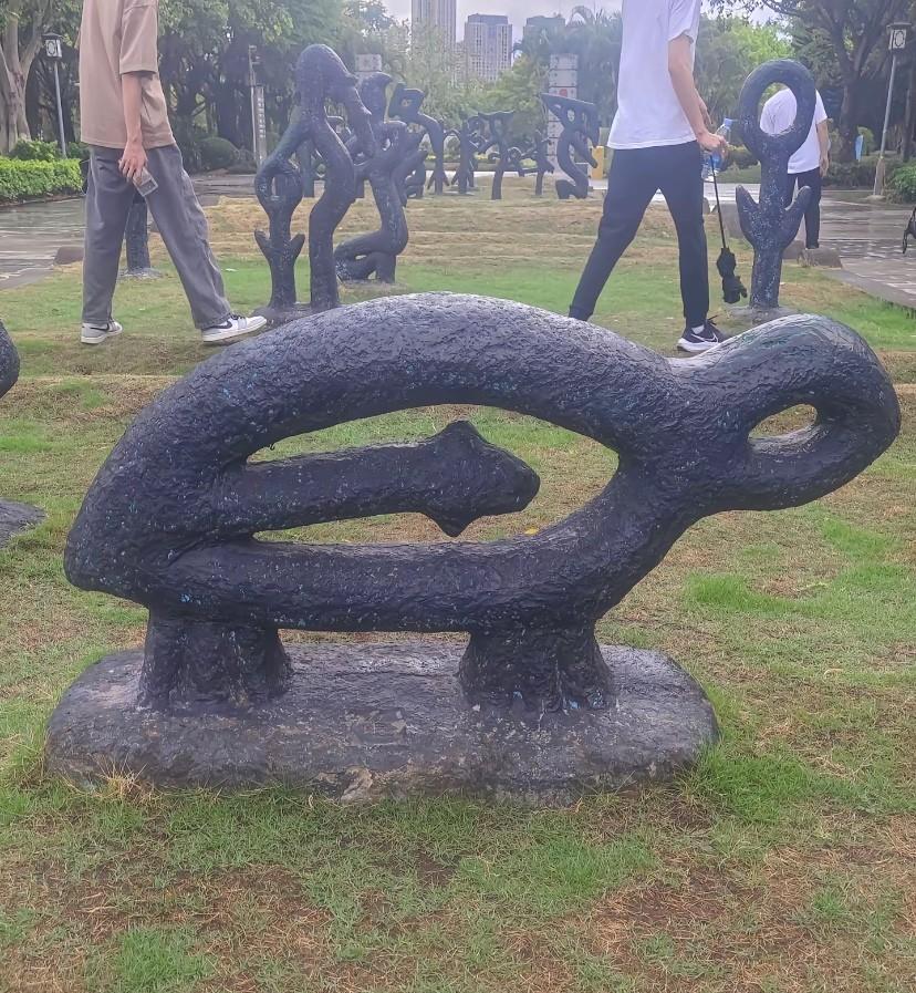 整个小公园都是雕塑，这么奇怪的造型要表达什么意思，我这艺术细胞真的不够用～