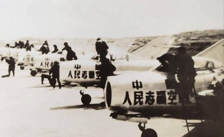 1951年，飞行员刘玉堤刚结束战斗准备返航，突然看到云层下方黑压压一片，足足50