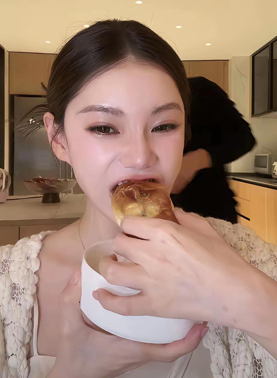 马小梅的心态，活成了很多人想不通的样子。汪小菲平时对她不管不问，她该直播直