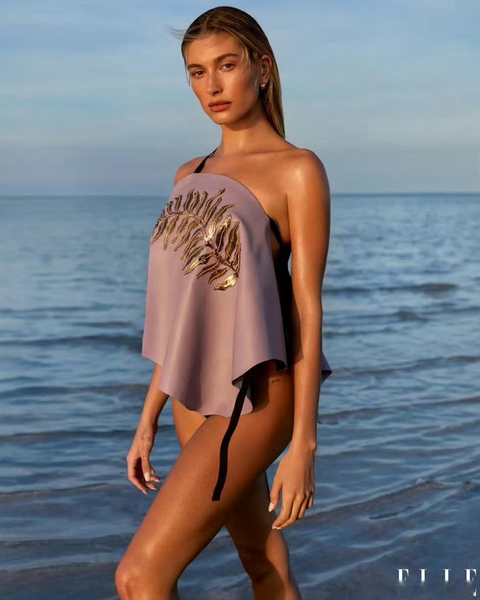 贾斯汀比伯作为表演嘉宾登上了今年的格莱美舞台此次是他暌违四年重返格莱美舞台，他凭