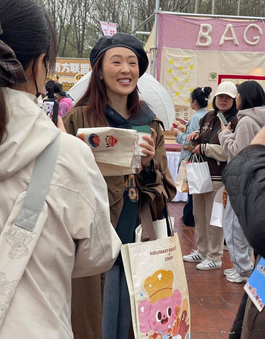 41岁童瑶在北京三里屯逛街被路人偶遇，现实里的她本人并没有荧幕上那么惊艳