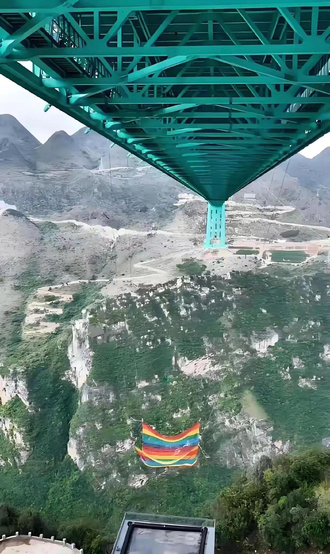 就说这种蹦极项目谁敢去挑战,在贵州的花江峡谷,一无绳蹦极项目也是吸引了不少挑战刺