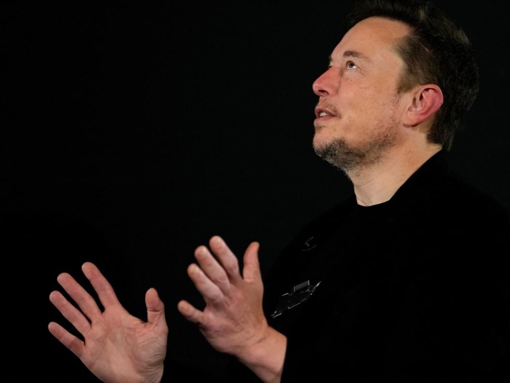 我问我男朋友马斯克是不是口才不好、不善言谈？因为我发现他讲话时经常突然停下来修改