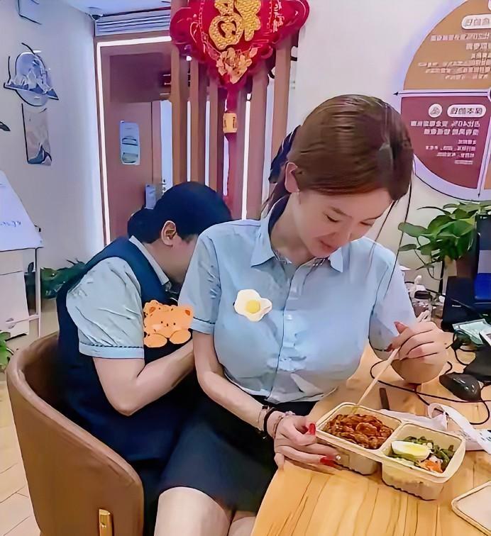 花间笑语，情意绵绵。