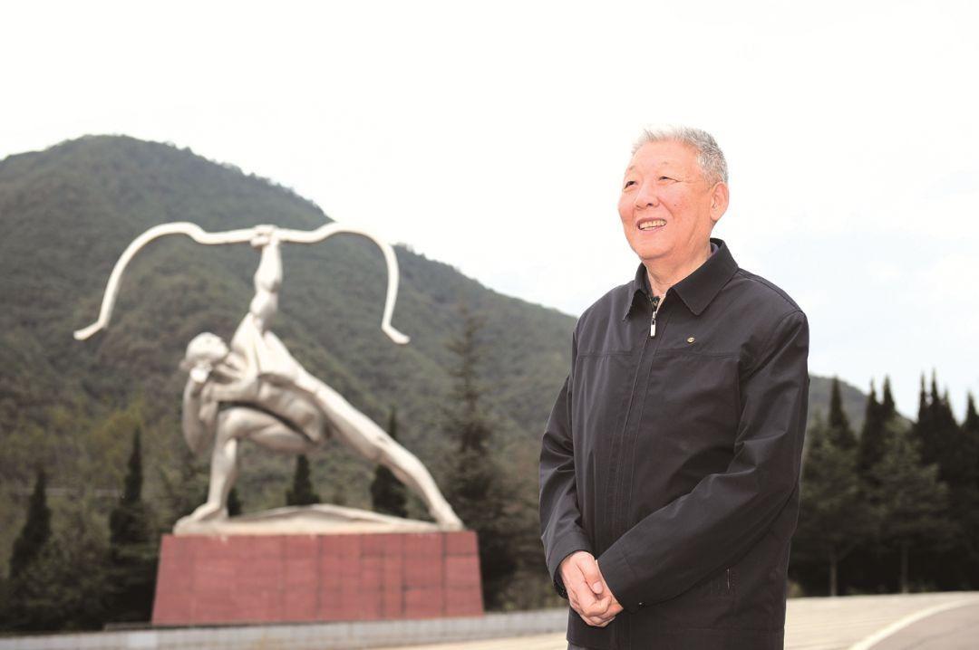 1970年，“东方红卫星”超重，孙家栋坚持拆掉毛主席像章，然而周总理却说道:“你
