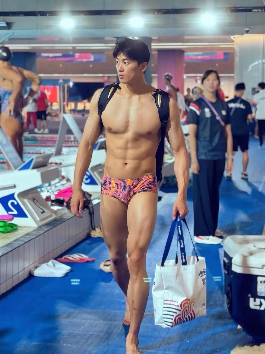 姑娘，你看什么？大运河这些男游泳运动员真的又高又帅还健壮。