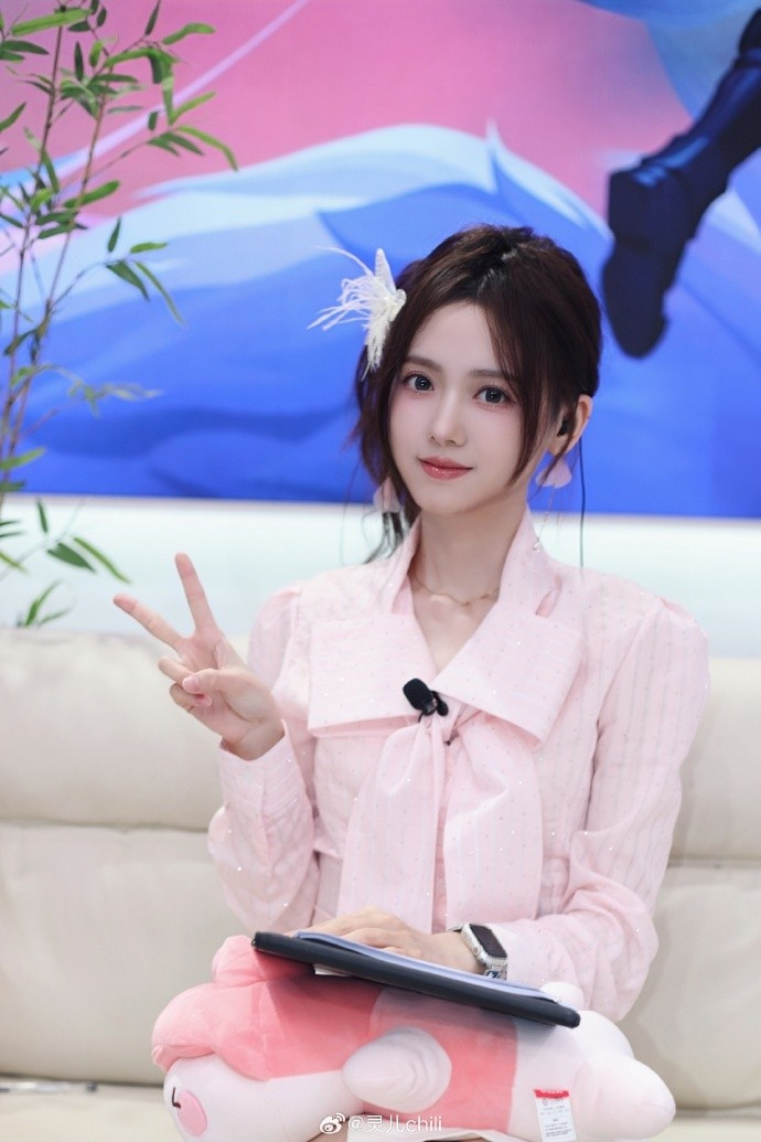 KPL解说灵儿晒照: 回来咯, 回来上班咯