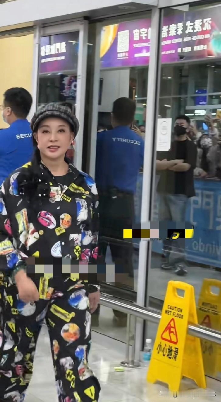 刘晓庆老师这状态着实令人钦佩！75岁了，依旧走路带风、活力满满，精气神比许多