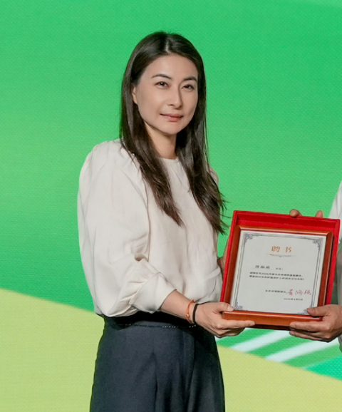 杨紫和郭晶晶一起上台领聘，都是在各自领域发光发亮优秀的人，国民演员杨紫人民的演员