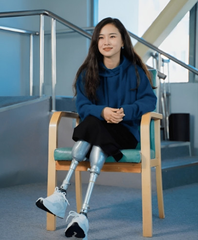 2008年，廖智在地震中失去了双腿，早已出轨的丈夫趁机带着女儿离开了她。然而，身