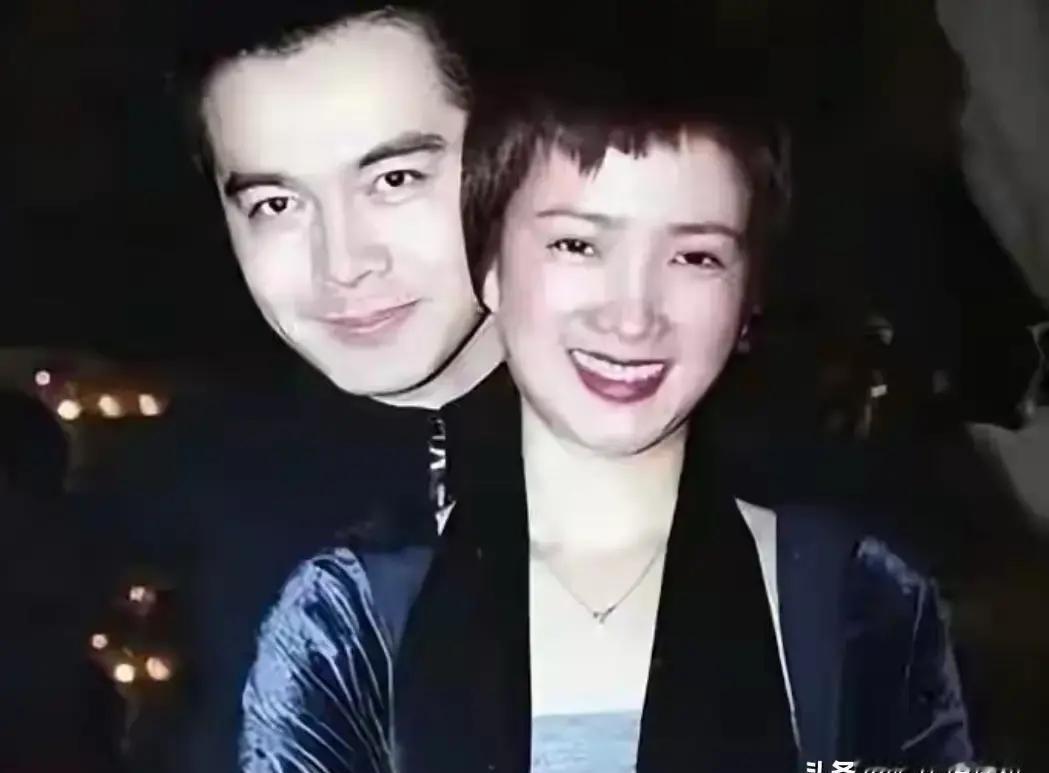 四段婚姻，不是八卦，是一个男人情感进化的全部样本。第一段，青春作伴。妻子病逝