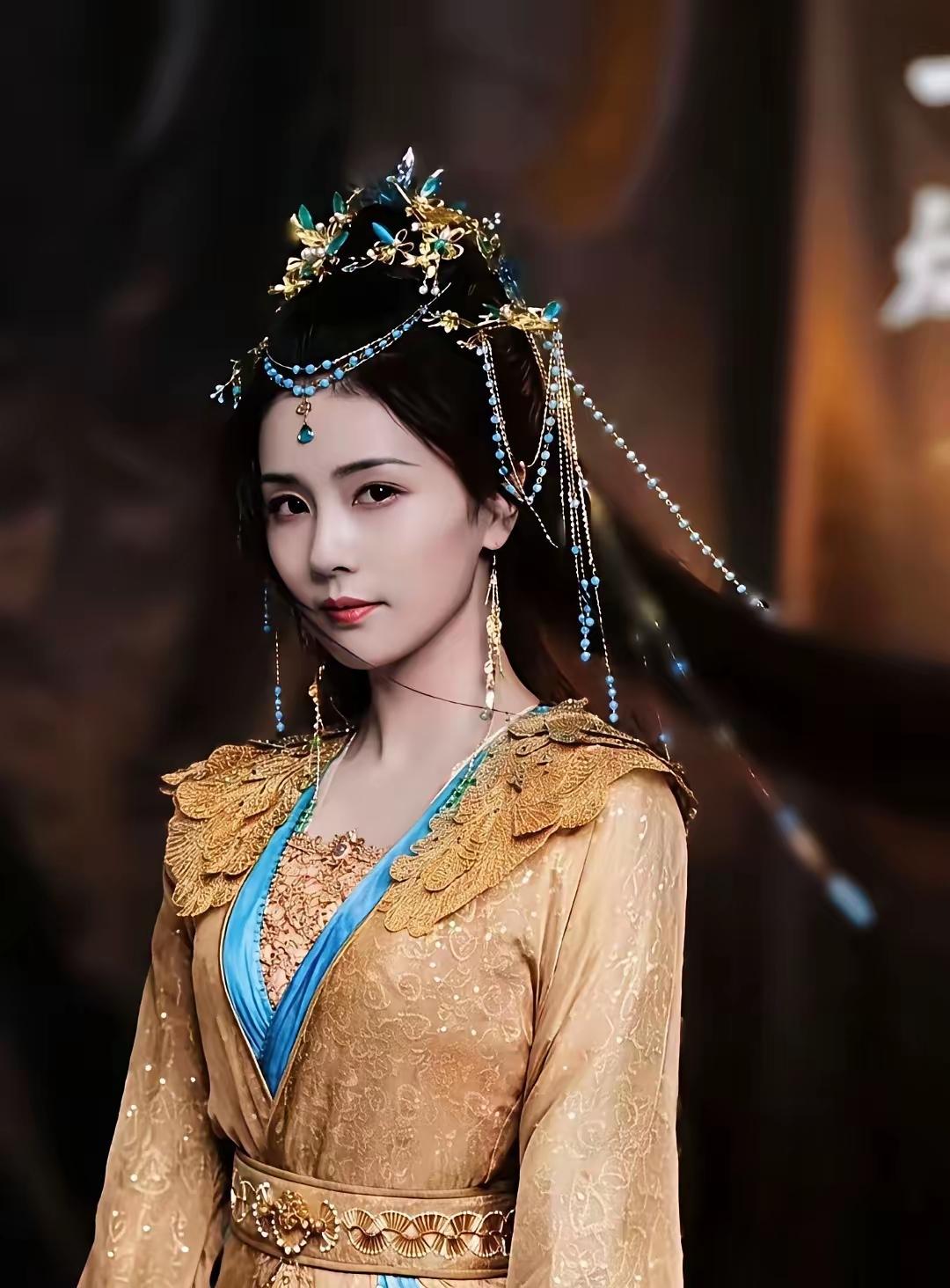内娱一部剧养活短剧圈一群剧。还在想，内娱一部偶像剧，光女主角就有二三十套妆造