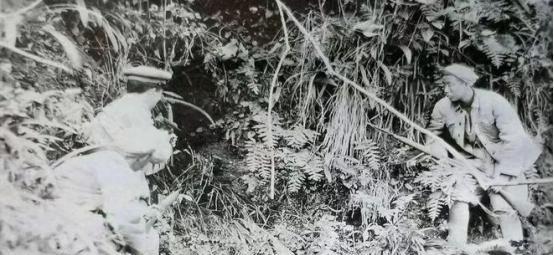 民国时期，覃国卿正抱着堂婶睡觉，堂叔突然回了家，见到惊慌失措的侄儿，堂叔怒不可遏