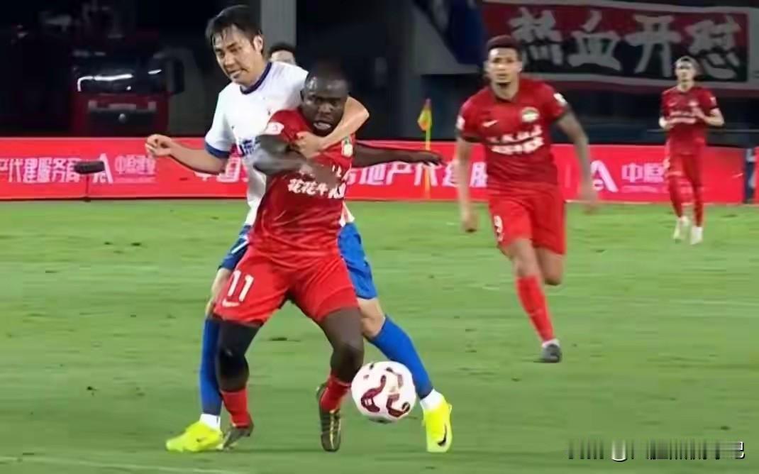 吴兴涵还是走了！今天山东泰山传来最新消息，集训期间吴兴涵表现未达到预期，俱乐部