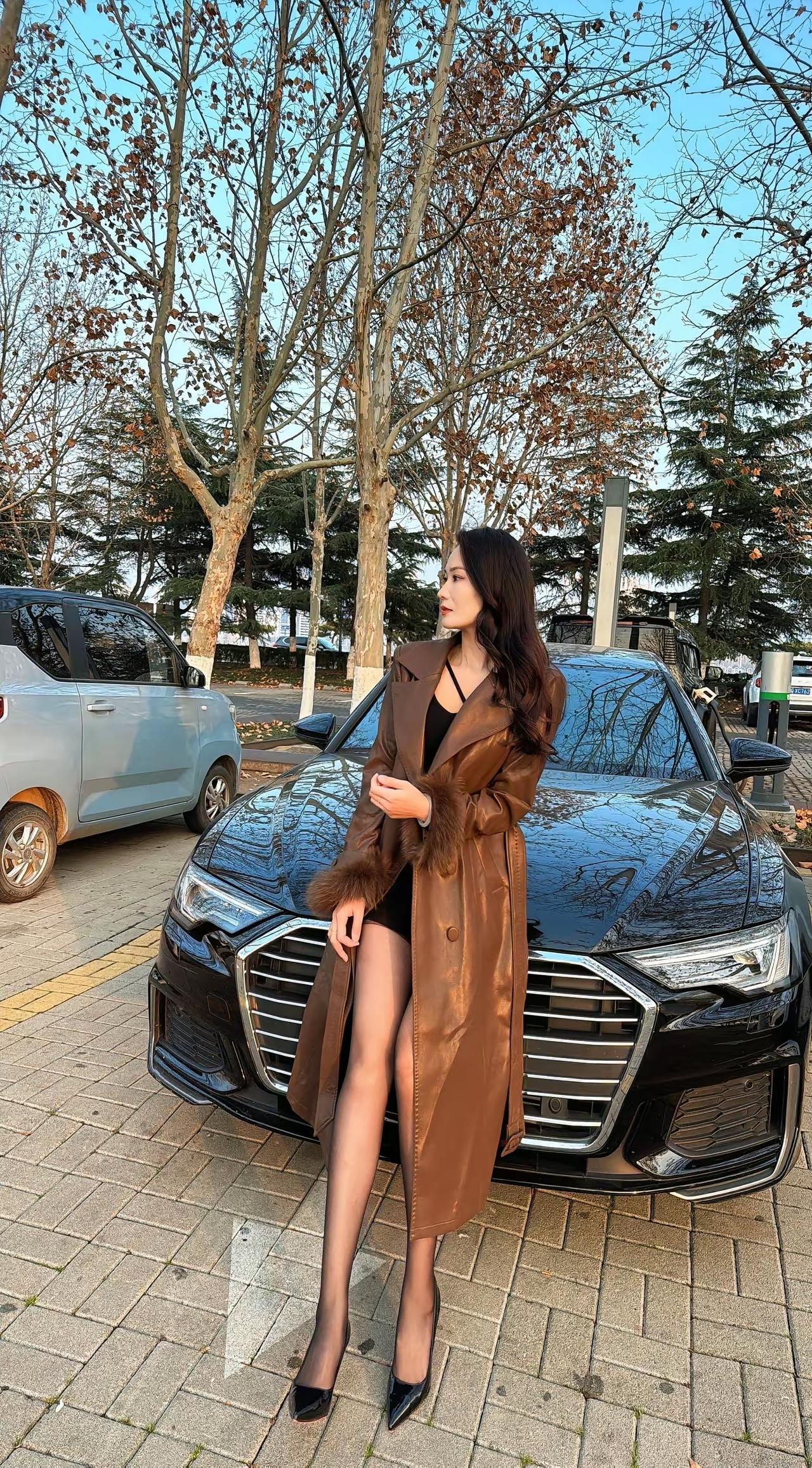 美女往这车前一站，就立马显出了美姿感来了。再加上这气候树木的点缀，拍照都变得很出